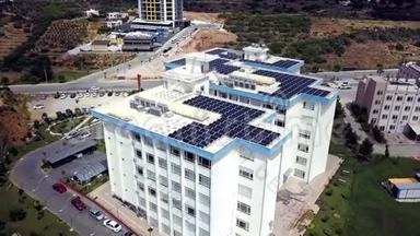 带有太阳能电池板的白色建筑屋顶的俯视图。 剪辑。 为建筑物配备环保电力的现代化设备